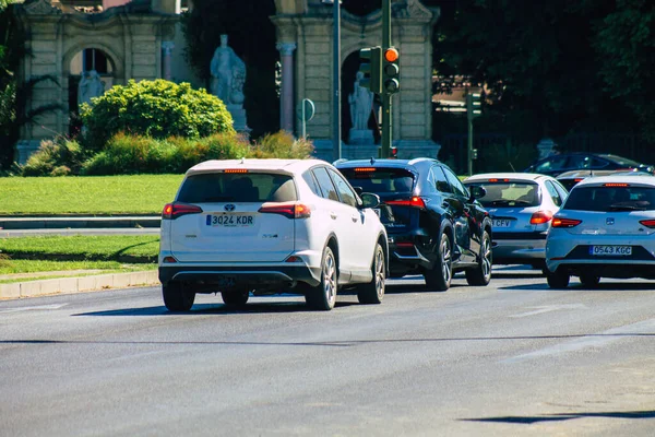 Seville İspanya Eylül 04, 2021 Sevilla caddelerinde trafik sıkışıklığı, sembolik bir şehir ve Endülüs Bölgesi 'nin başkenti, İspanya' nın güneyinde