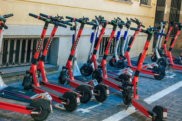 Seville İspanya Eylül 04, 2021 Seville sokaklarında park edilmiş küçük bir iç yanmalı motorlar ve merkezde bir güverte ile çalışan elektrikli scooter kiralamak için