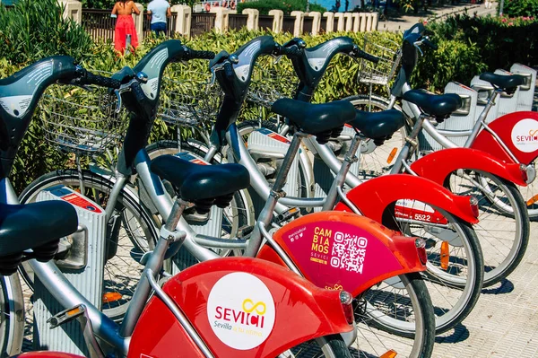 Sevilla İspanya Eylül 04, 2021 Kısa süreler için kiralanabilir bisiklet, genellikle birkaç saatliğine sokakta park edilmiş ve Seville toplu taşıma sisteminin bir parçası