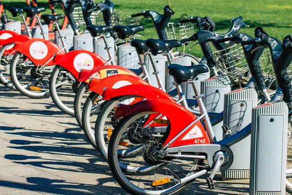 Sevilla İspanya Eylül 04, 2021 Kısa süreler için kiralanabilir bisiklet, genellikle birkaç saatliğine sokakta park edilmiş ve Seville toplu taşıma sisteminin bir parçası