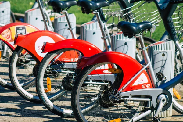 Sevilla İspanya Eylül 04, 2021 Kısa süreler için kiralanabilir bisiklet, genellikle birkaç saatliğine sokakta park edilmiş ve Seville toplu taşıma sisteminin bir parçası