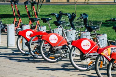 Sevilla İspanya Eylül 04, 2021 Kısa süreler için kiralanabilir bisiklet, genellikle birkaç saatliğine sokakta park edilmiş ve Seville toplu taşıma sisteminin bir parçası