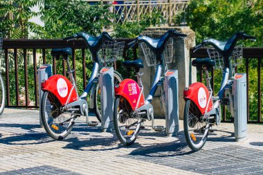 Sevilla İspanya Eylül 04, 2021 Kısa süreler için kiralanabilir bisiklet, genellikle birkaç saatliğine sokakta park edilmiş ve Seville toplu taşıma sisteminin bir parçası