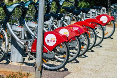 Sevilla İspanya Eylül 04, 2021 Kısa süreler için kiralanabilir bisiklet, genellikle birkaç saatliğine sokakta park edilmiş ve Seville toplu taşıma sisteminin bir parçası