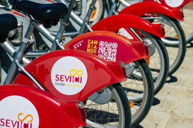 Sevilla İspanya Eylül 04, 2021 Kısa süreler için kiralanabilir bisiklet, genellikle birkaç saatliğine sokakta park edilmiş ve Seville toplu taşıma sisteminin bir parçası