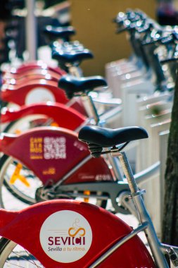 Sevilla İspanya Eylül 04, 2021 Kısa süreler için kiralanabilir bisiklet, genellikle birkaç saatliğine sokakta park edilmiş ve Seville toplu taşıma sisteminin bir parçası