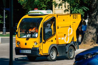 Seville İspanya 4 Eylül 2021 Seville caddelerinden geçen çöp kamyonu, sembolik bir şehir ve İspanya 'nın güneyindeki Endülüs Bölgesi' nin başkenti.