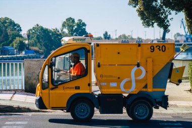 Seville İspanya 4 Eylül 2021 Seville caddelerinden geçen çöp kamyonu, sembolik bir şehir ve İspanya 'nın güneyindeki Endülüs Bölgesi' nin başkenti.