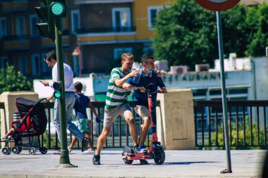 Seville İspanya 4 Eylül 2021 Seville sokaklarında elektrikli scooterla dolaşan insanlar, küçük bir iç yanmalı motorlar ve merkezde bir güverte ile çalışıyorlar.