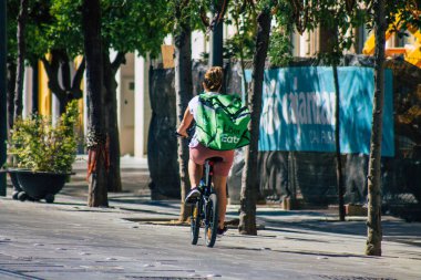 Seville İspanya 4 Eylül 2021 İspanya 'nın güneyinde, sembolik bir şehir ve Endülüs Bölgesi' nin başkenti Sevilla sokaklarında bisikletle dolaşan insanlar
