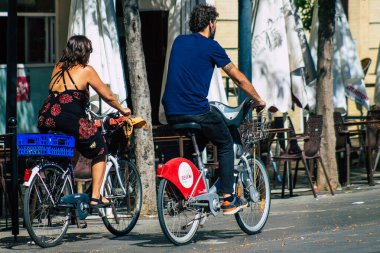 Seville İspanya 4 Eylül 2021 İspanya 'nın güneyinde, sembolik bir şehir ve Endülüs Bölgesi' nin başkenti Sevilla sokaklarında bisikletle dolaşan insanlar