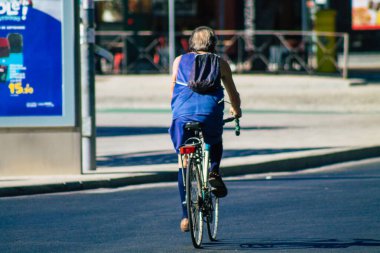 Seville İspanya 4 Eylül 2021 İspanya 'nın güneyinde, sembolik bir şehir ve Endülüs Bölgesi' nin başkenti Sevilla sokaklarında bisikletle dolaşan insanlar