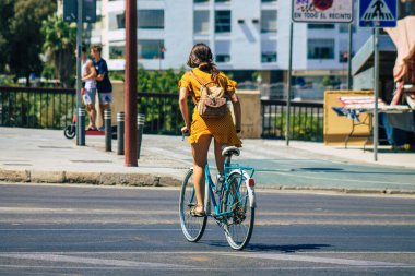 Seville İspanya 4 Eylül 2021 İspanya 'nın güneyinde, sembolik bir şehir ve Endülüs Bölgesi' nin başkenti Sevilla sokaklarında bisikletle dolaşan insanlar