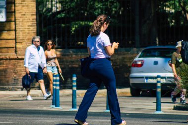 Seville İspanya 4 Eylül 2021 Coronavirüs salgını sırasında caddede yürüyen yayalar İspanya 'yı vuruyor, maske takmak zorunlu değil ama çoğu insan bunu takıyor.