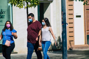 Seville İspanya 4 Eylül 2021 Coronavirus salgını sırasında sokaklarda yürüyen yayalar İspanya 'yı vuruyor, maske takmak zorunlu değil ama çoğu insan bunu takıyor.
