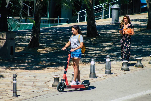 Sevilha Espanha Setembro 2021 Pessoas Rolando Com Uma Scooter Elétrica — Fotografia de Stock