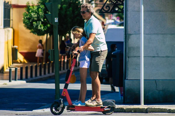 Siviglia Spagna Settembre 2021 Persone Che Rotolano Con Uno Scooter — Foto Stock