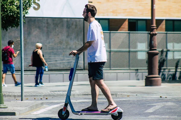 Sevilla Spanje September 2021 Mensen Die Met Een Elektrische Scooter — Stockfoto