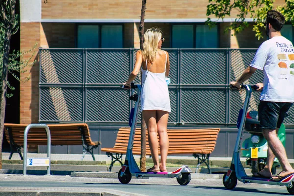 Sevilla Spanien September 2021 Menschen Rollen Mit Einem Elektroroller Durch — Stockfoto