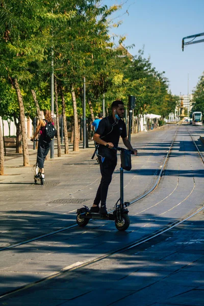 Sevilha Espanha Setembro 2021 Pessoas Rolando Com Uma Scooter Elétrica — Fotografia de Stock