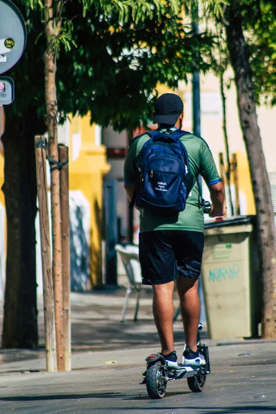 Sewilla Hiszpania Września 2021 Osoby Poruszające Się Skuterem Elektrycznym Ulicach — Zdjęcie stockowe