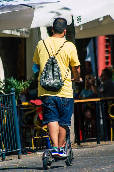 Севилья Испания Сентября 2021 Года Люди Катаются Электрическом Скутере Улицам — стоковое фото