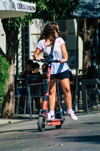 Sevilha Espanha Setembro 2021 Pessoas Rolando Com Uma Scooter Elétrica — Fotografia de Stock