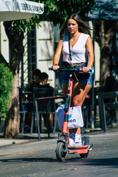 Sevilha Espanha Setembro 2021 Pessoas Rolando Com Uma Scooter Elétrica — Fotografia de Stock