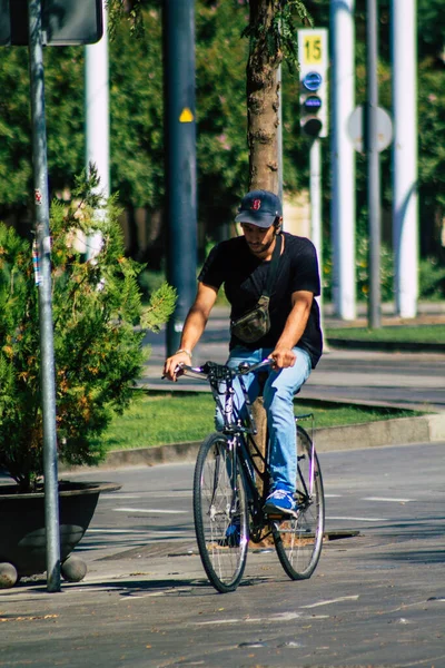 2021年9月4日人们骑着自行车在西班牙南部城市塞维利亚的街道上打滚 塞维利亚是一个具有象征意义的城市 也是安达卢西亚地区的首府 — 图库照片