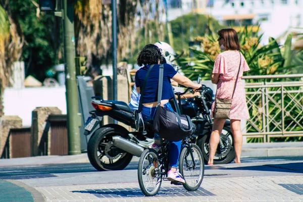 セビリアスペイン2021年9月4日スペイン南部のアンダルシア地方の象徴的な都市と首都セビリアの通りを自転車で走る人々 — ストック写真
