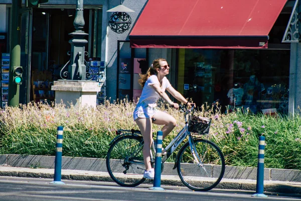 セビリアスペイン2021年9月4日スペイン南部のアンダルシア地方の象徴的な都市と首都セビリアの通りを自転車で走る人々 — ストック写真