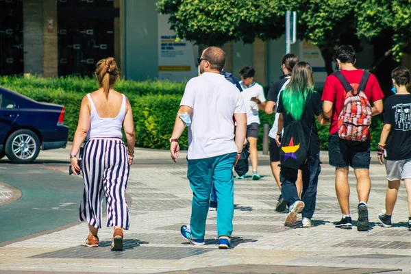 Siviglia Spagna Settembre 2021 Pedoni Che Camminano Strada Una Zebra — Foto Stock