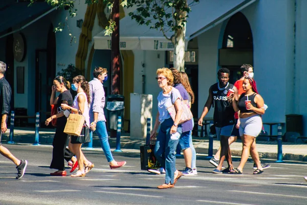 Севилья Испания Сентября 2021 Года Пешеходы Идущие Улице Перекрестке Зебры — стоковое фото