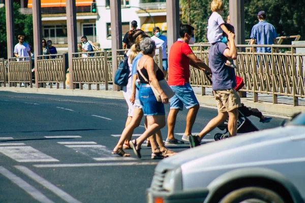 Sevilha Espanha Setembro 2021 Pedestres Andando Rua Uma Passagem Zebra — Fotografia de Stock