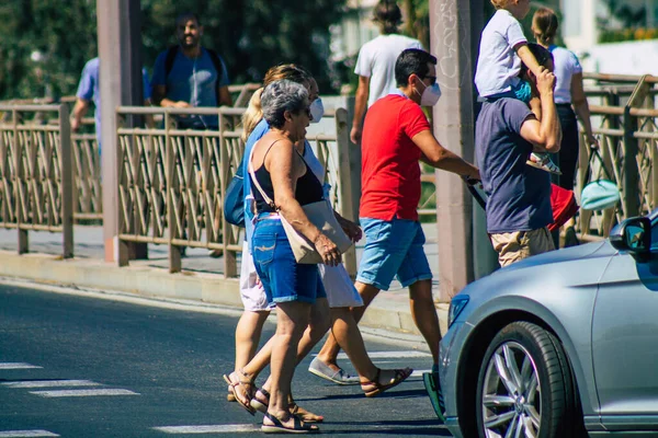 Sevilha Espanha Setembro 2021 Pedestres Andando Rua Uma Passagem Zebra — Fotografia de Stock