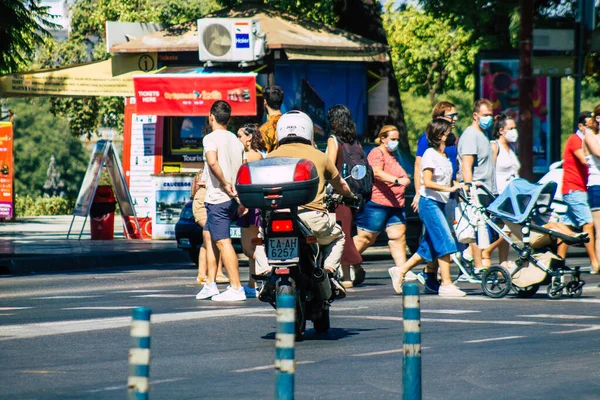 Sevilla Spanje September 2021 Voetgangers Lopen Straat Een Zebrapad Tijdens — Stockfoto