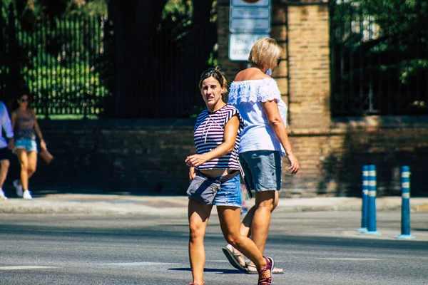 Sewilla Hiszpania Września 2021 Piesi Chodzący Ulicą Przejściu Przez Zebrę — Zdjęcie stockowe