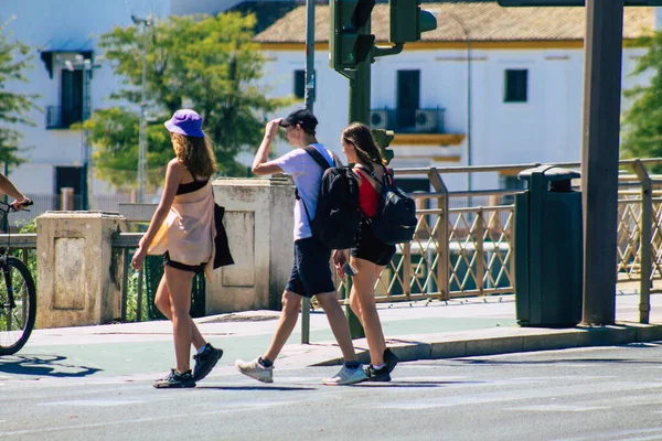 Siviglia Spagna Settembre 2021 Pedoni Che Camminano Strada Una Zebra — Foto Stock