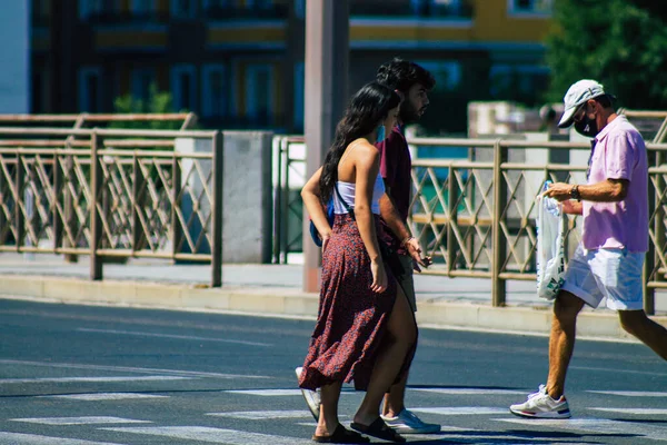 Sevilla España Septiembre 2021 Los Peatones Caminan Por Calle Cruce —  Fotos de Stock