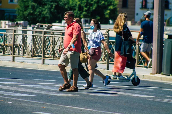 Sewilla Hiszpania Września 2021 Piesi Chodzący Ulicą Przejściu Przez Zebrę — Zdjęcie stockowe