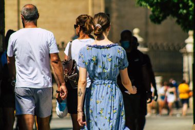 Seville İspanya 4 Eylül 2021 Coronavirus salgını sırasında sokaklarda yürüyen yayalar İspanya 'yı vuruyor, maske takmak zorunlu değil ama çoğu insan bunu takıyor.