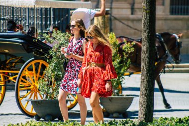 Seville İspanya 4 Eylül 2021 Coronavirus salgını sırasında sokaklarda yürüyen yayalar İspanya 'yı vuruyor, maske takmak zorunlu değil ama çoğu insan bunu takıyor.