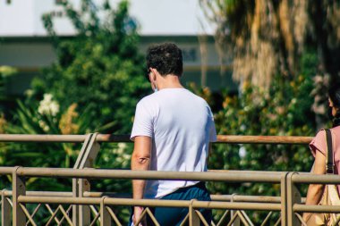 Seville İspanya 4 Eylül 2021 Coronavirus salgını sırasında sokaklarda yürüyen yayalar İspanya 'yı vuruyor, maske takmak zorunlu değil ama çoğu insan bunu takıyor.