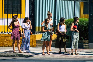 Seville İspanya 4 Eylül 2021 Coronavirus salgını sırasında sokaklarda yürüyen yayalar İspanya 'yı vuruyor, maske takmak zorunlu değil ama çoğu insan bunu takıyor.