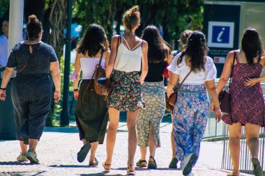 Seville İspanya 4 Eylül 2021 Coronavirus salgını sırasında sokaklarda yürüyen yayalar İspanya 'yı vuruyor, maske takmak zorunlu değil ama çoğu insan bunu takıyor.