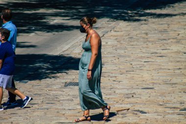 Seville İspanya 4 Eylül 2021 Coronavirus salgını sırasında sokaklarda yürüyen yayalar İspanya 'yı vuruyor, maske takmak zorunlu değil ama çoğu insan bunu takıyor.