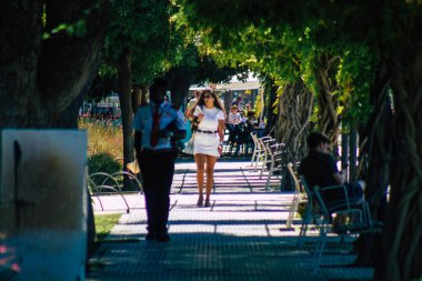 Seville İspanya 4 Eylül 2021 Coronavirus salgını sırasında sokaklarda yürüyen yayalar İspanya 'yı vuruyor, maske takmak zorunlu değil ama çoğu insan bunu takıyor.