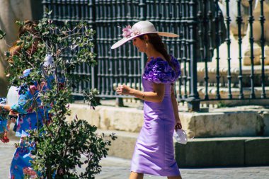 Seville İspanya 4 Eylül 2021 Coronavirus salgını sırasında sokaklarda yürüyen yayalar İspanya 'yı vuruyor, maske takmak zorunlu değil ama çoğu insan bunu takıyor.