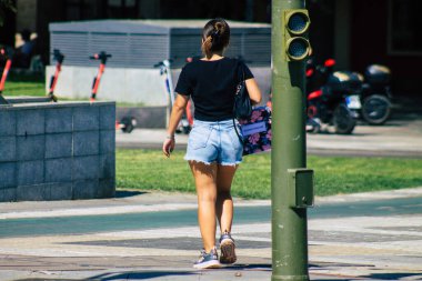 Seville İspanya 4 Eylül 2021 Coronavirus salgını sırasında sokaklarda yürüyen yayalar İspanya 'yı vuruyor, maske takmak zorunlu değil ama çoğu insan bunu takıyor.