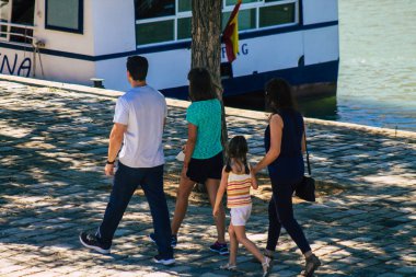 Seville İspanya 4 Eylül 2021 Coronavirus salgını sırasında sokaklarda yürüyen yayalar İspanya 'yı vuruyor, maske takmak zorunlu değil ama çoğu insan bunu takıyor.